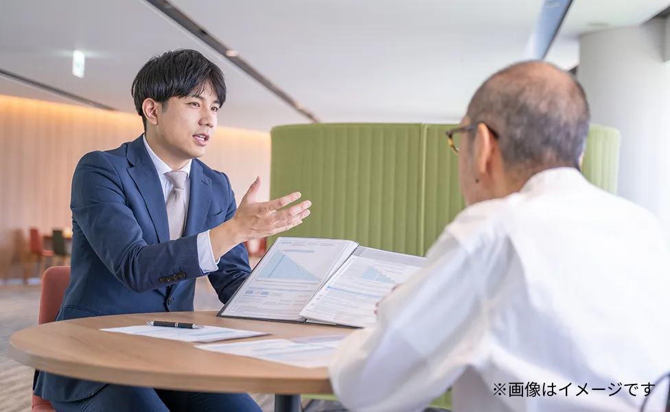 相続税について相談する男性と税理士